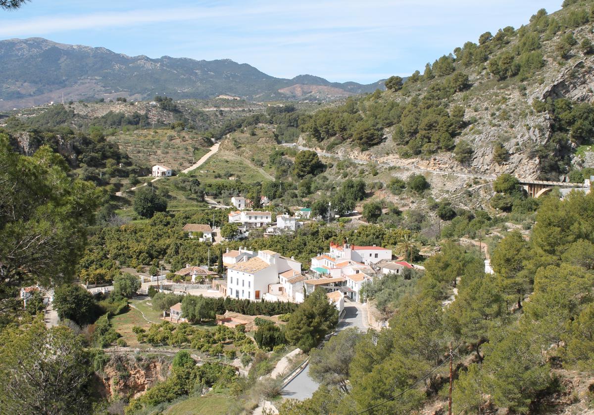 Esta carretera pasa junto a la aldea de Jorox.