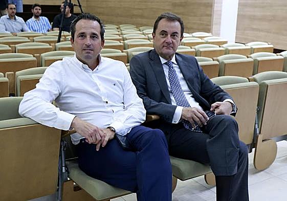 El administrador judicial del Málaga, José María Muñoz, y el director general, Kike Pérez, juntos en la rueda de prensa del director deportivo Loren Juarros el pasado miércoles en la sala de prensa de La Rosaleda.