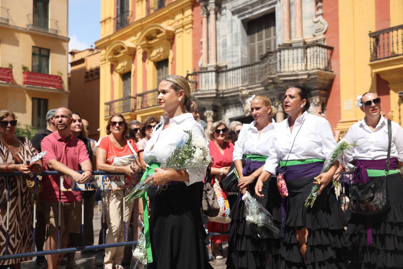 La ofrenda floral a la Virgen de la Victoria en Málaga en imágenes