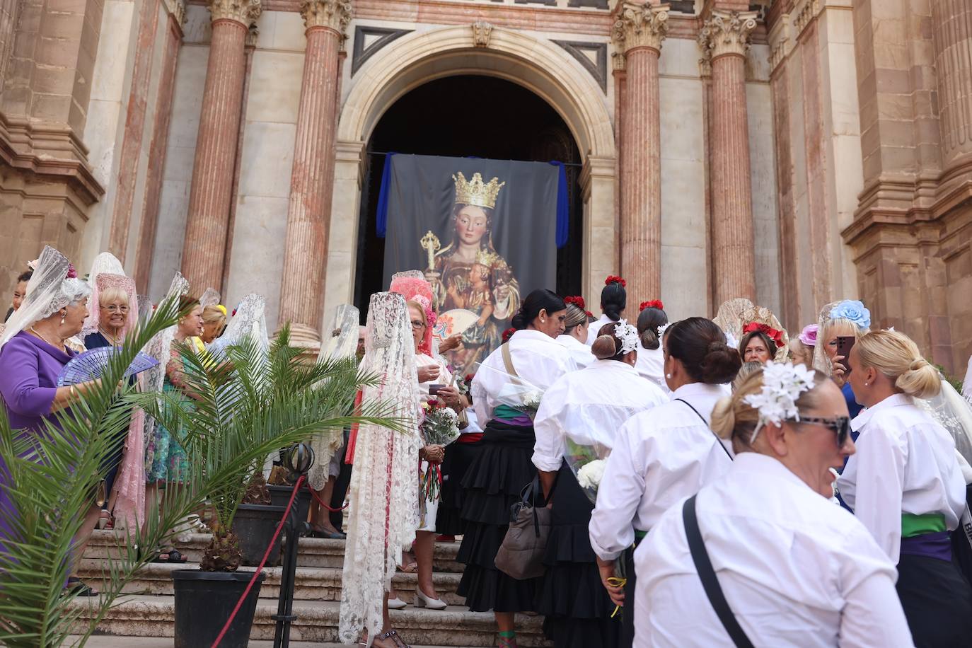 La ofrenda floral a la Virgen de la Victoria en Málaga en imágenes