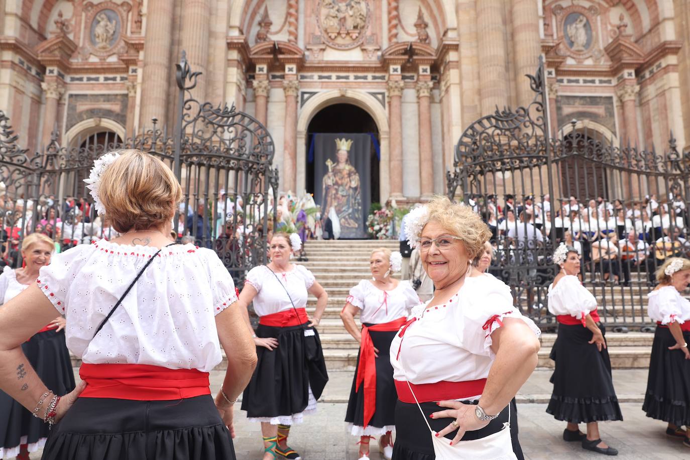 La ofrenda floral a la Virgen de la Victoria en Málaga en imágenes