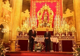 El alcalde y el hermano mayor de la Victoria, en la ofrenda de esta mañana.