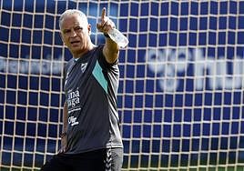 Sergio Pellicer, técnico del Málaga, da indicaciones durante el entrenamiento de este viernes en el Anexo de La Rosaleda.