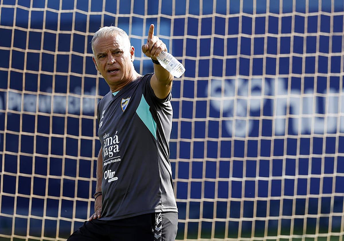 Sergio Pellicer, técnico del Málaga, da indicaciones durante el entrenamiento de este viernes en el Anexo de La Rosaleda.