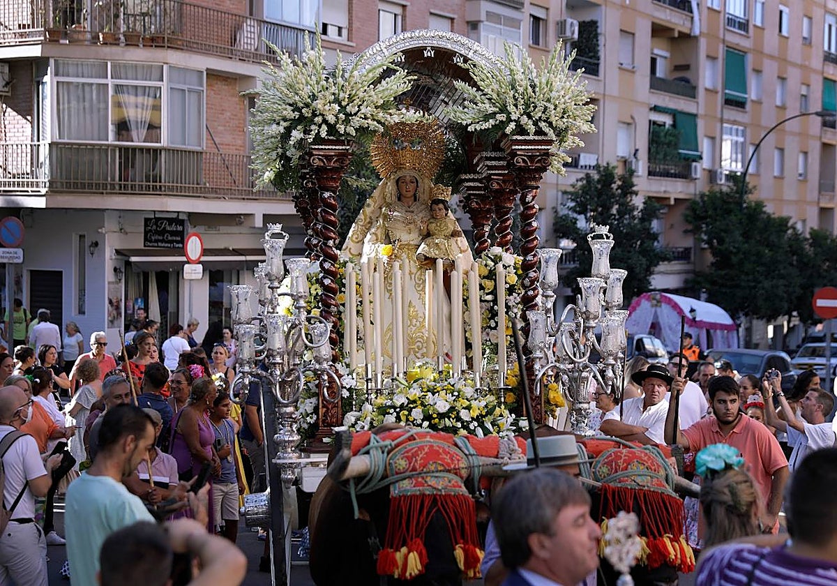 La imagen de la Virgen de la Alegría sale en una carreta tirada por bueyes.