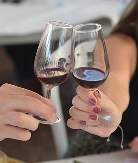 Imagen secundaria 2 - Vecinos de Mollina y visitantes disfrutan de la macrocata en la plaza de Atenas de Mollina.