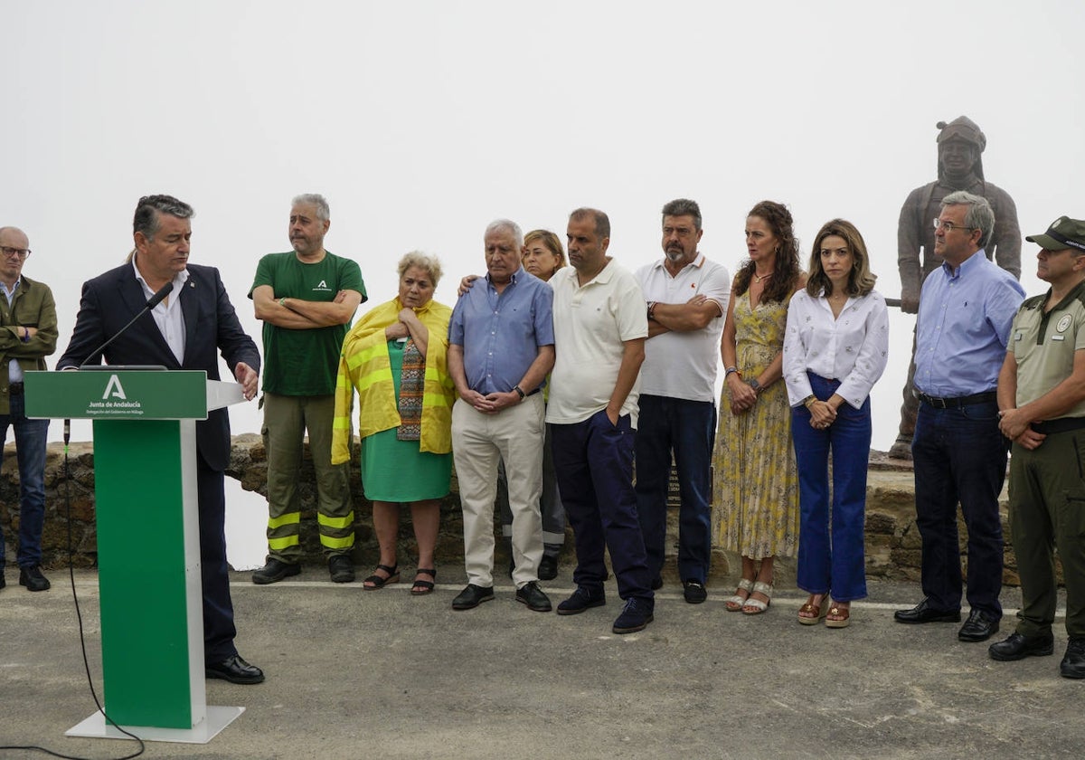 El consejero de la Presidencia, Antonio Sanz, junto a los familiares de Carlos Martínez Haro.