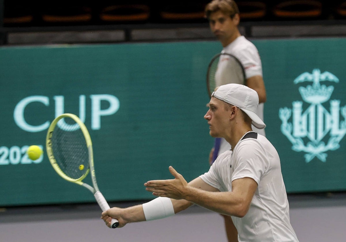 Alejandro Davidovich, este sábado, en su primer entrenamiento en Valencia, con David Ferrer al fondo.