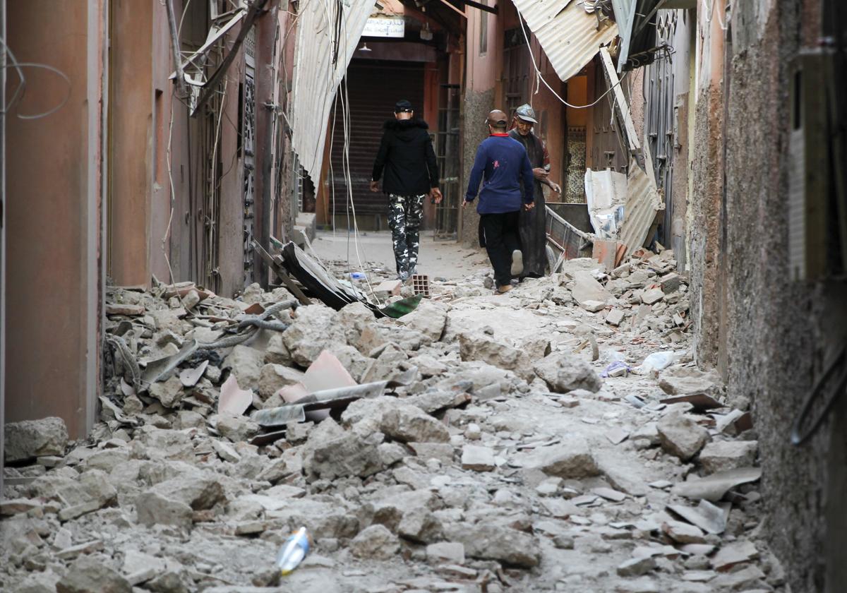 Destrozos en una de las calles de Marrakech.