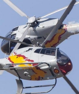 Imagen secundaria 2 - Arriba, la Patrulla Águila, en la firma de autógrafos de este sábado; abajo a la izquierda, la Patrulla Aspa, a y la derecha, dos de los helicópteros de esta formación acrobática del Ejército español.
