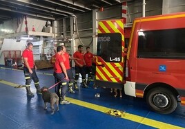 Los bomberos malagueños embarcan para desplazarse a Tánger.