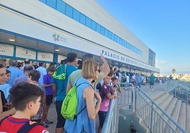 Aspecto de las colas, que fueron dobles, en uno de los accesos al pabellón una hora antes del partido.