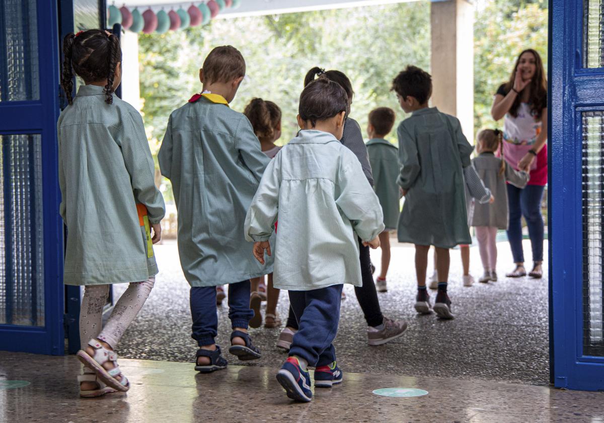 Más de 732.700 alumnos de Infantil, Primaria y Educación Especial inician este lunes el colegio en Andalucía