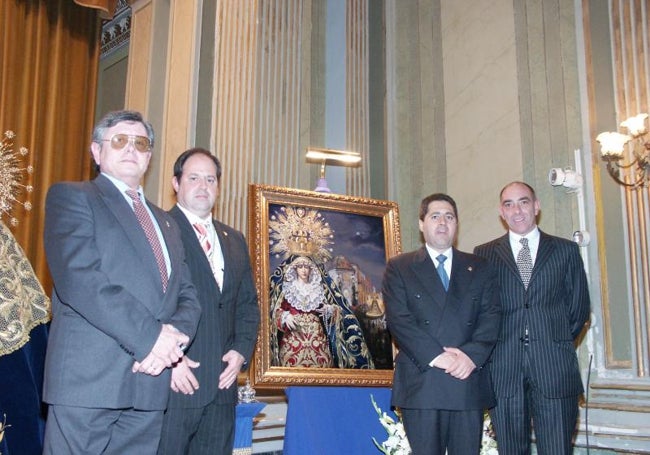 Pedro Gallego, en 2004, con el expresidente de la Agrupación, Jesús Saborido, y su hermano Jaime.