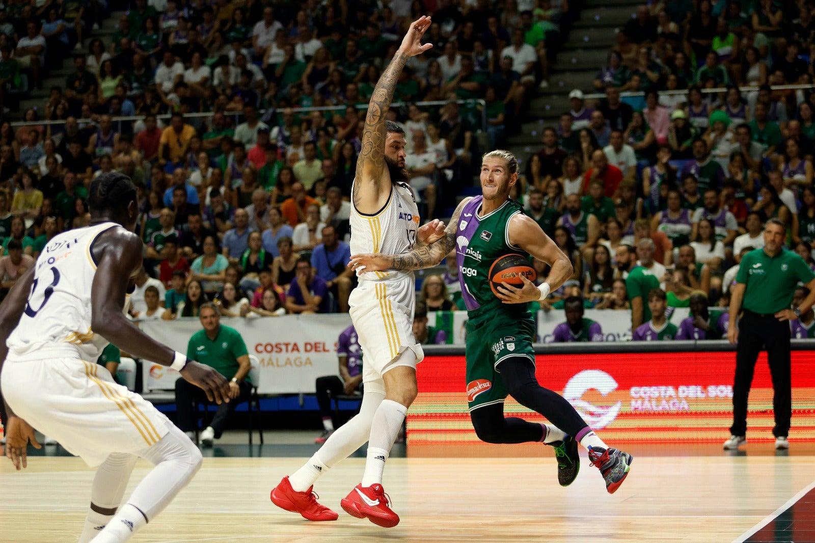 El Unicaja y el Real Madrid disputan la final del torneo Costa del Sol