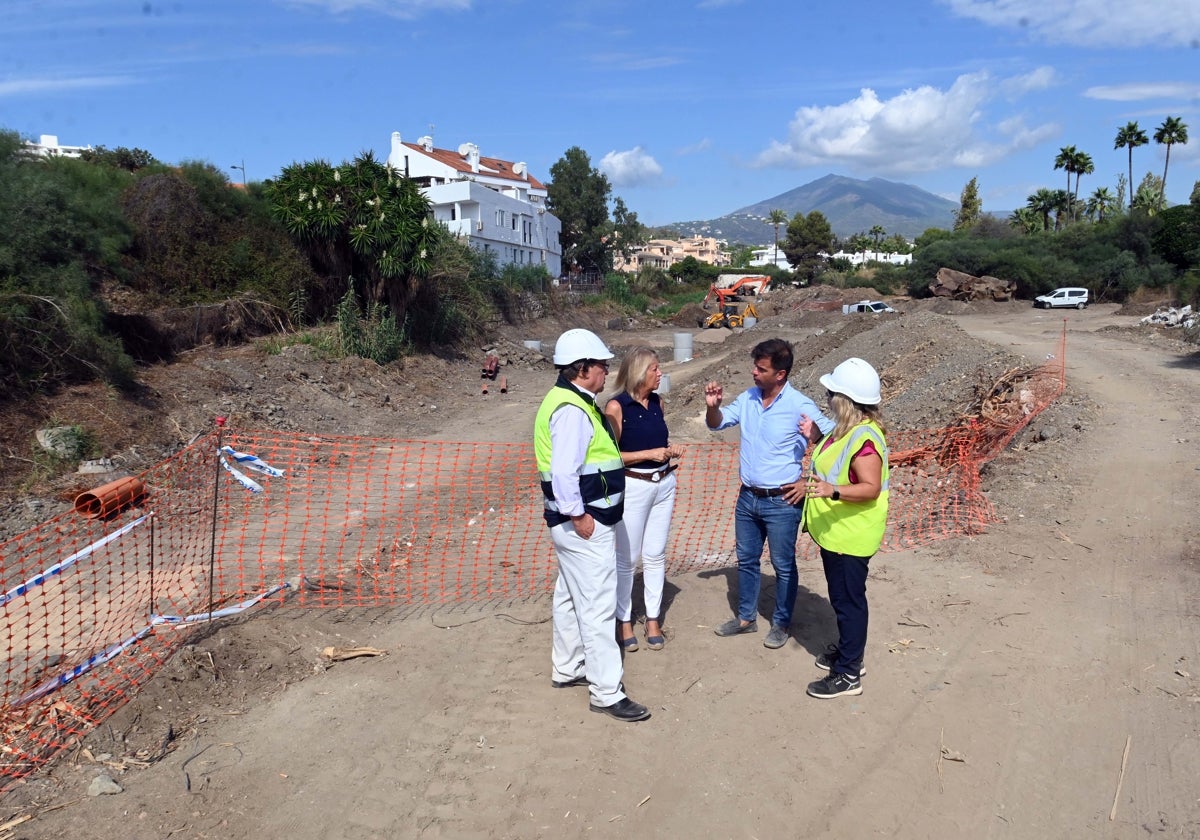 Trabajos en el arroyo Benabolá de Marbella.