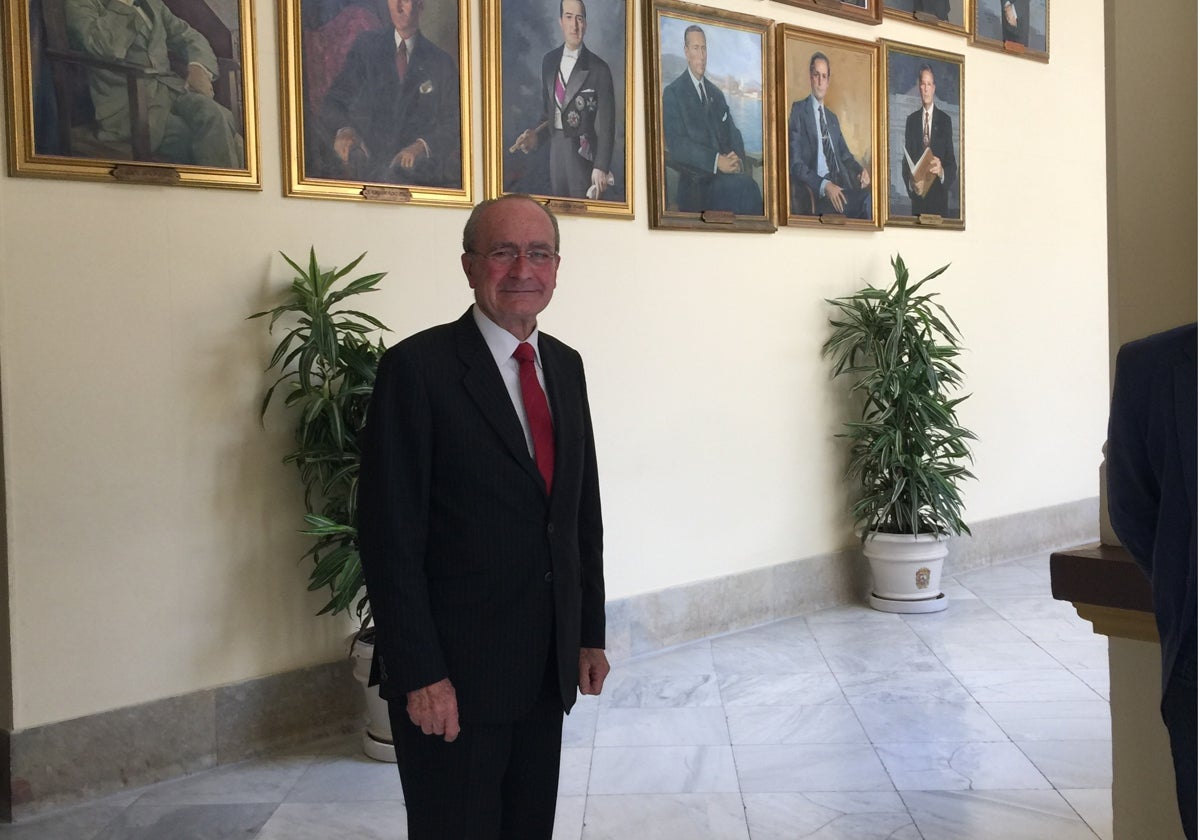 De la Torre, en el pasillo de la planta noble del Ayuntamiento, delante de la galería de retratos de alcaldes.