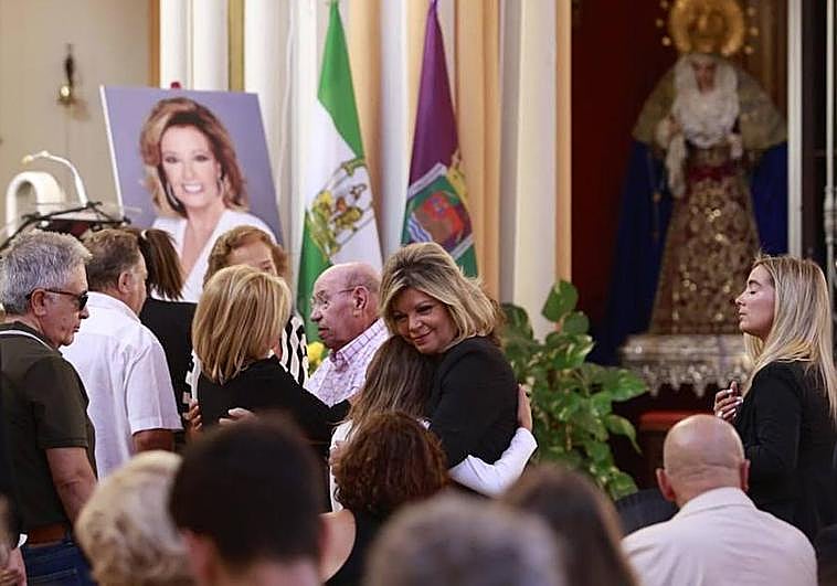 Una imagen de María Teresa Campos, en el interior de la iglesia de San Pablo, donde se celebra su funeral esta tarde.