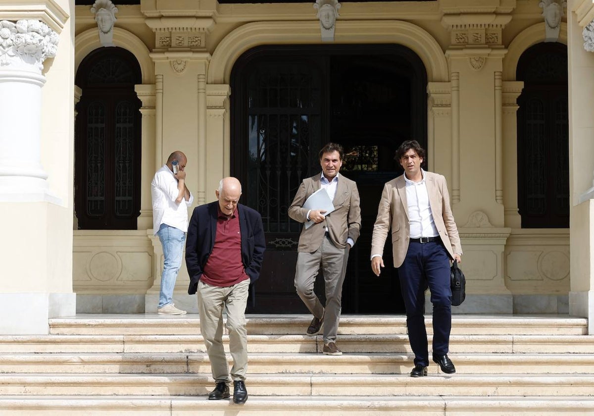 Los promotores de la Torre del Puerto, ayer a la salida del Ayuntamiento.