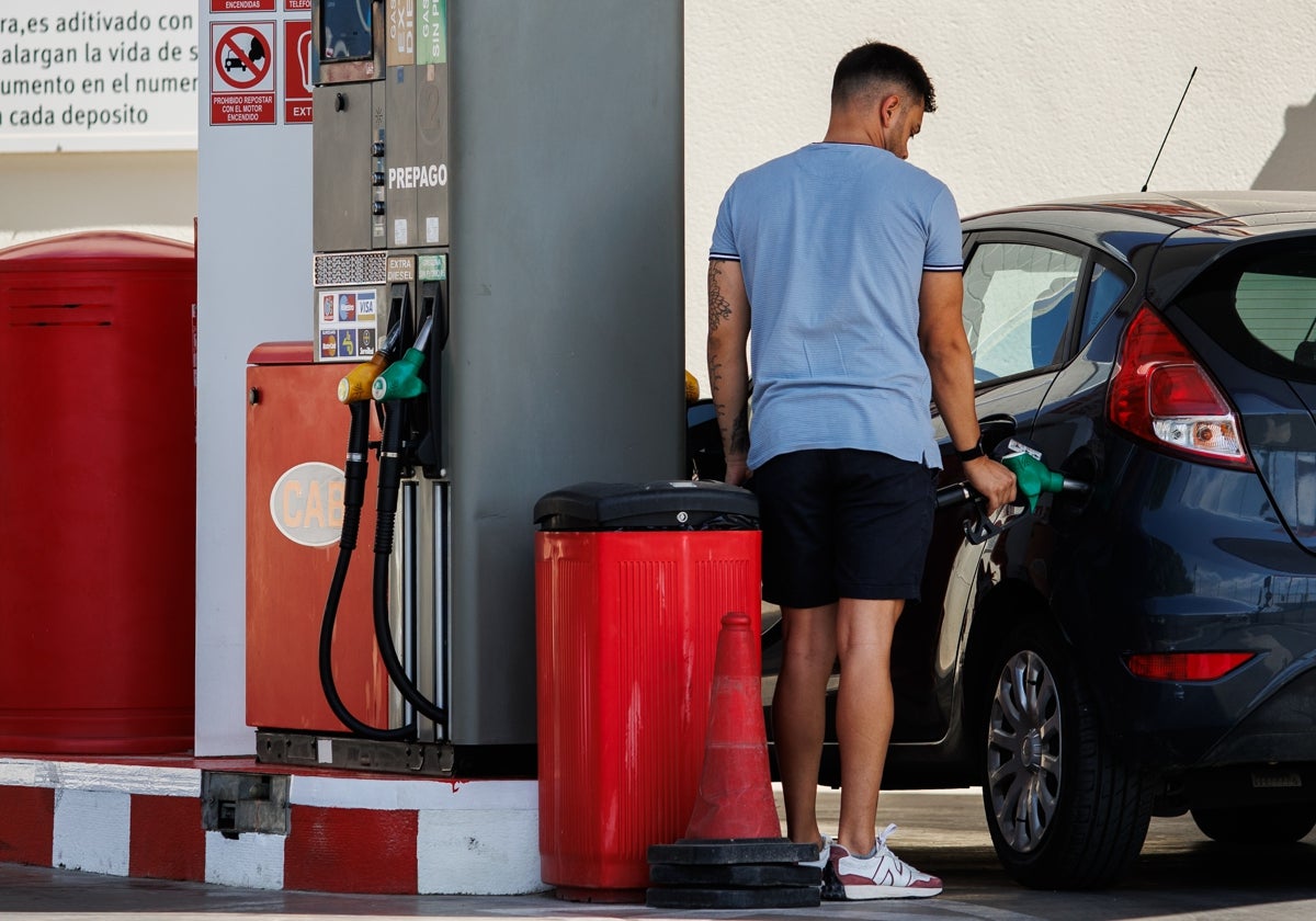 Llenar el depósito de combustible se ha convertido en un problema para un gran número de españoles.