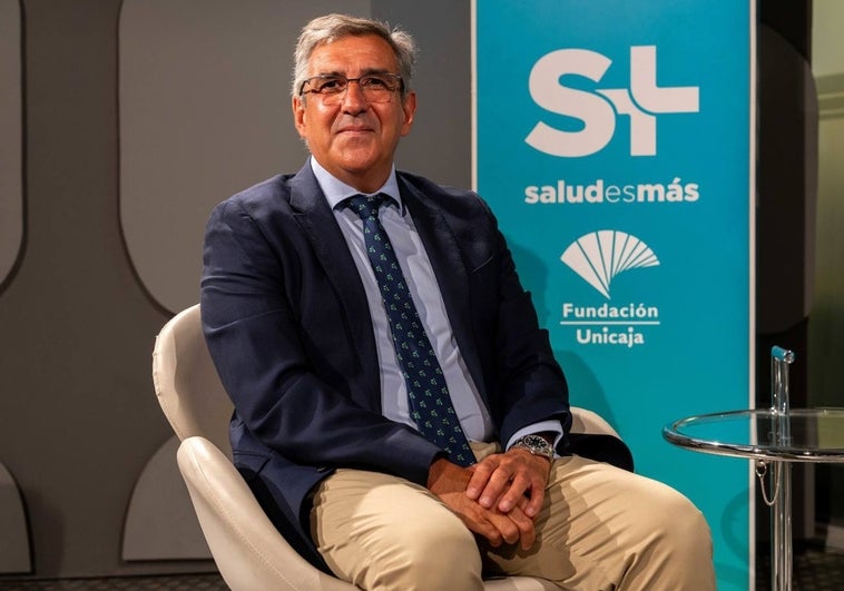 El doctor Rafael López Arévalo, en un momento de la entrevista en el plató de 'Salud es más'