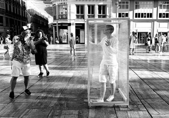 La performance de Evelyne Rigaud en las calles del centro.