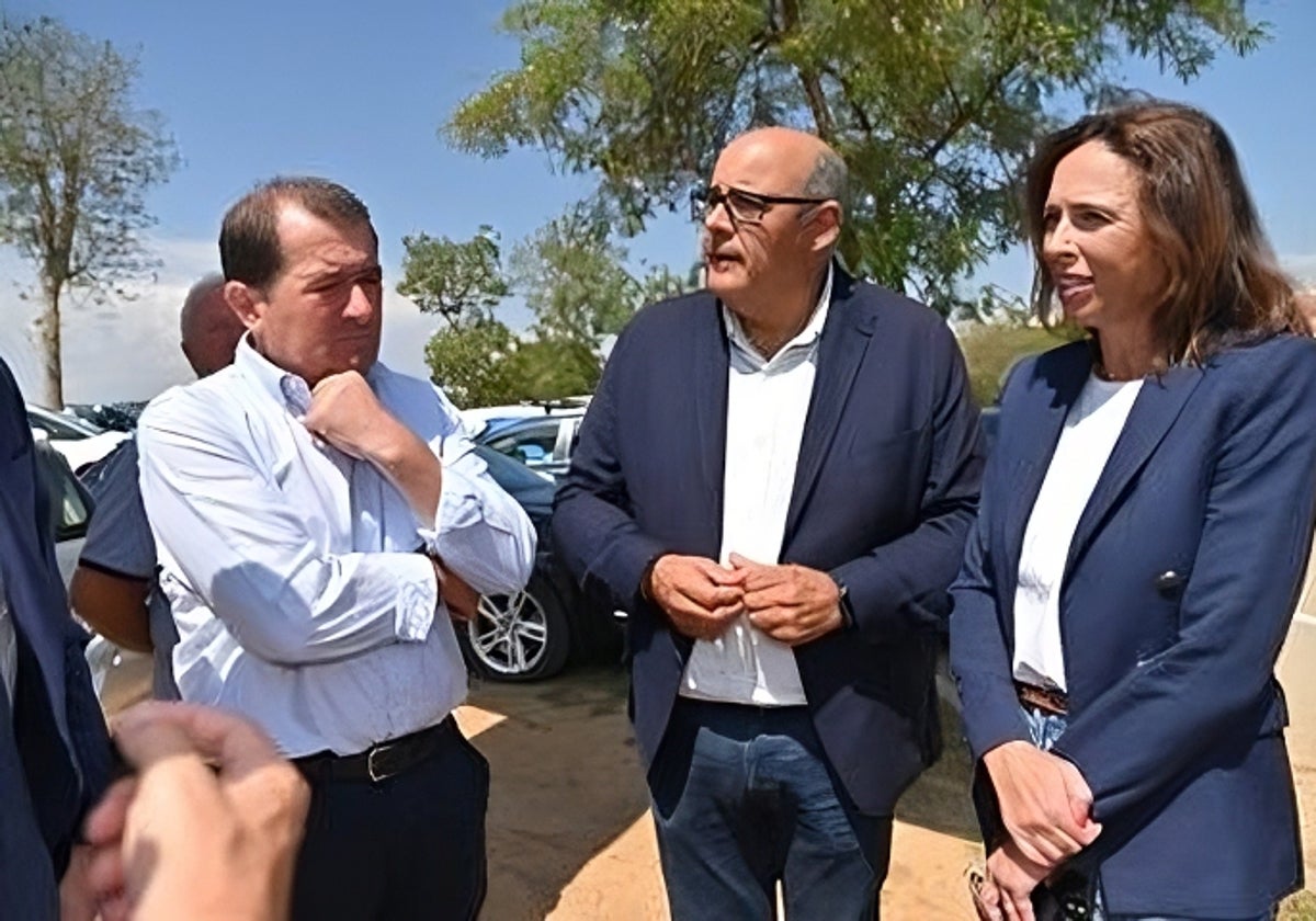 El alcalde veleño, Jesús Lupiáñez, en su reunión con su homólogo de Alhama de Granada y la consejera de Fomento