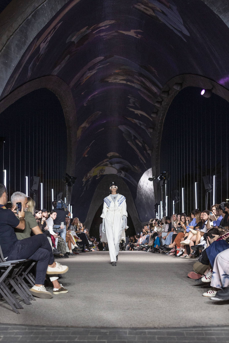 Desfile del malagueño Álvaro Calafat en el puente Cascara Matadero de Madrid Rio