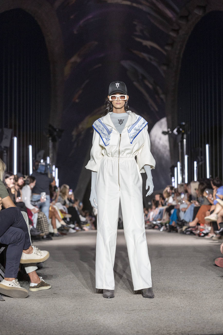 Desfile del malagueño Álvaro Calafat en el puente Cascara Matadero de Madrid Rio