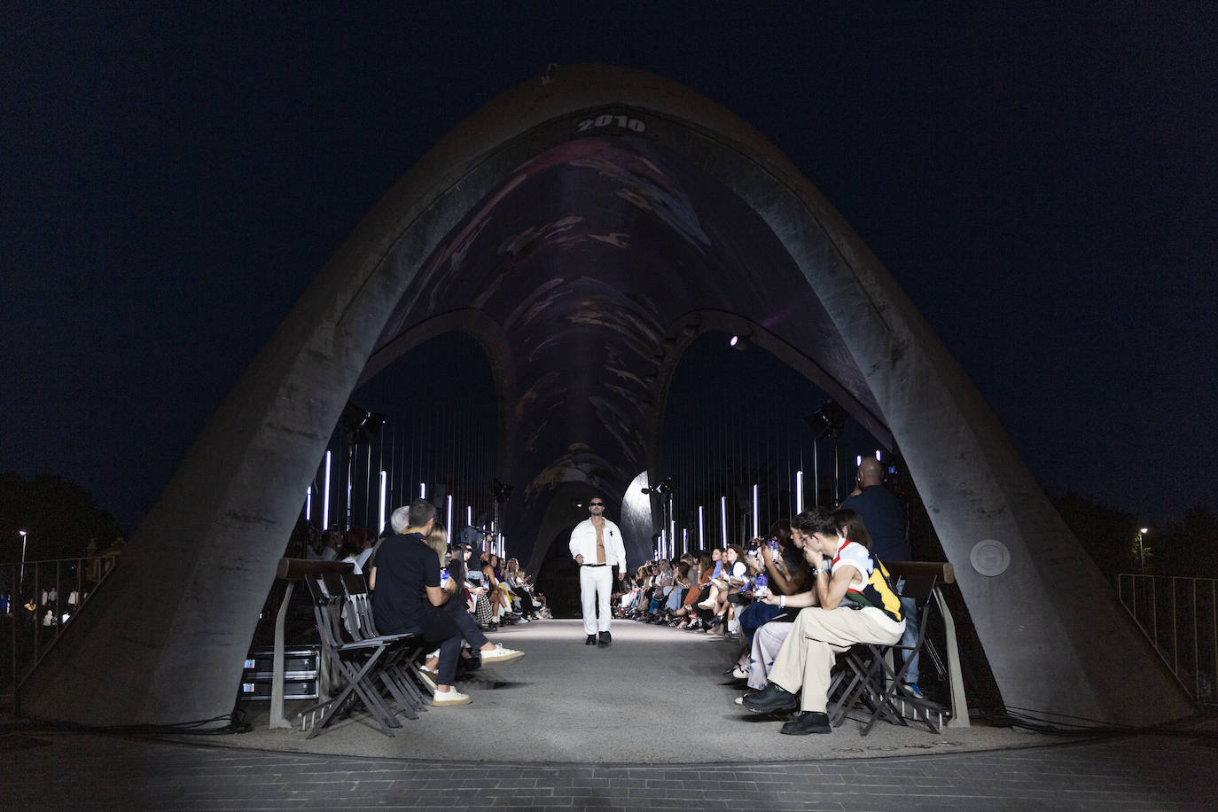 Desfile del malagueño Álvaro Calafat en el puente Cascara Matadero de Madrid Rio