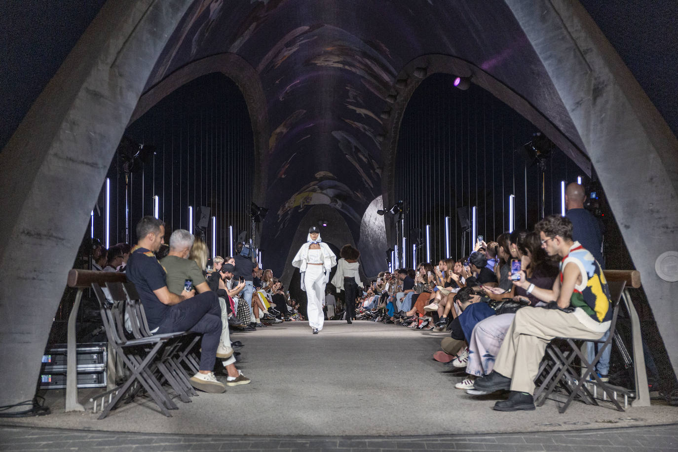 Desfile del malagueño Álvaro Calafat en el puente Cascara Matadero de Madrid Rio
