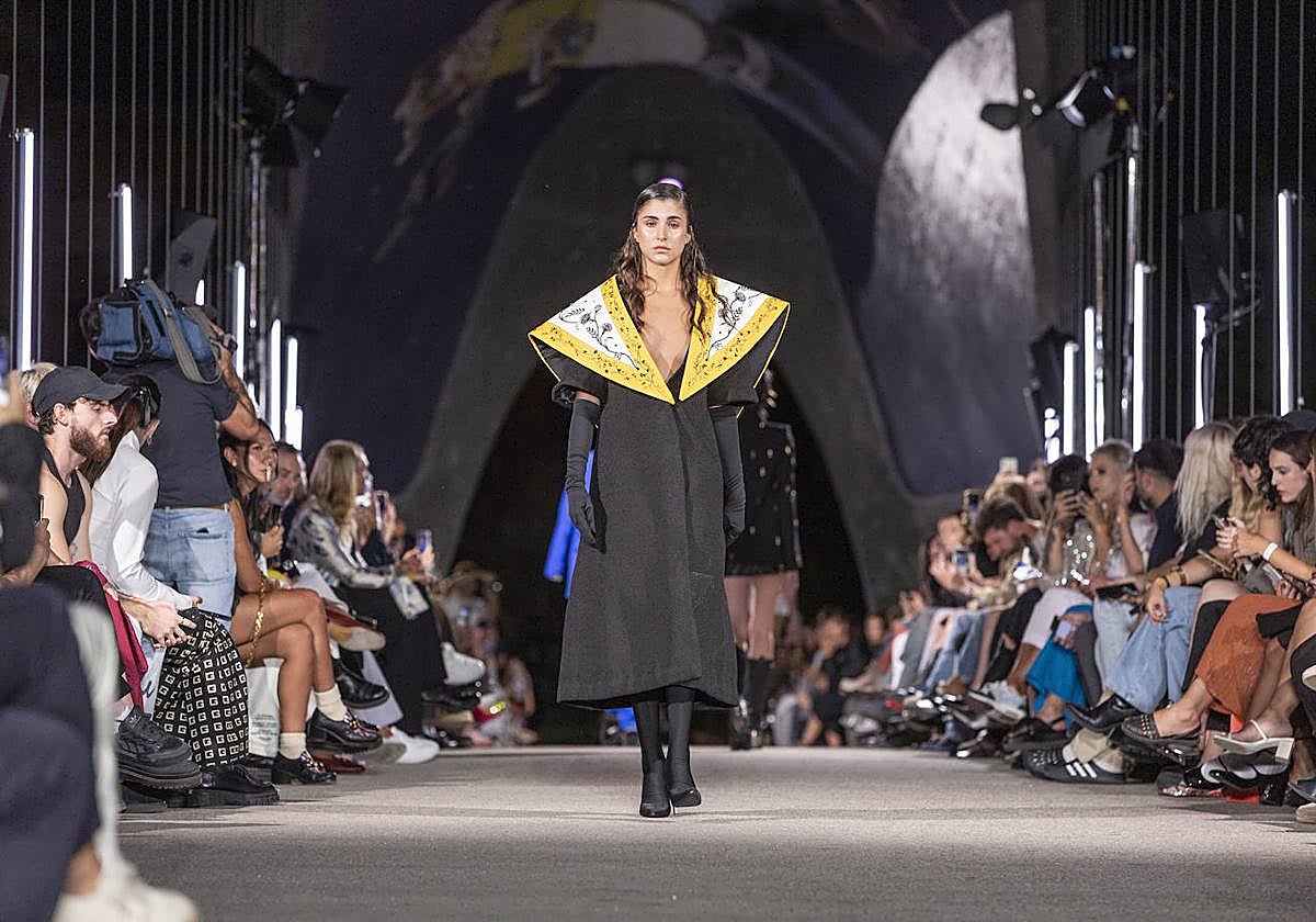 Desfile del malagueño Álvaro Calafat en el puente Cascara Matadero de Madrid Rio