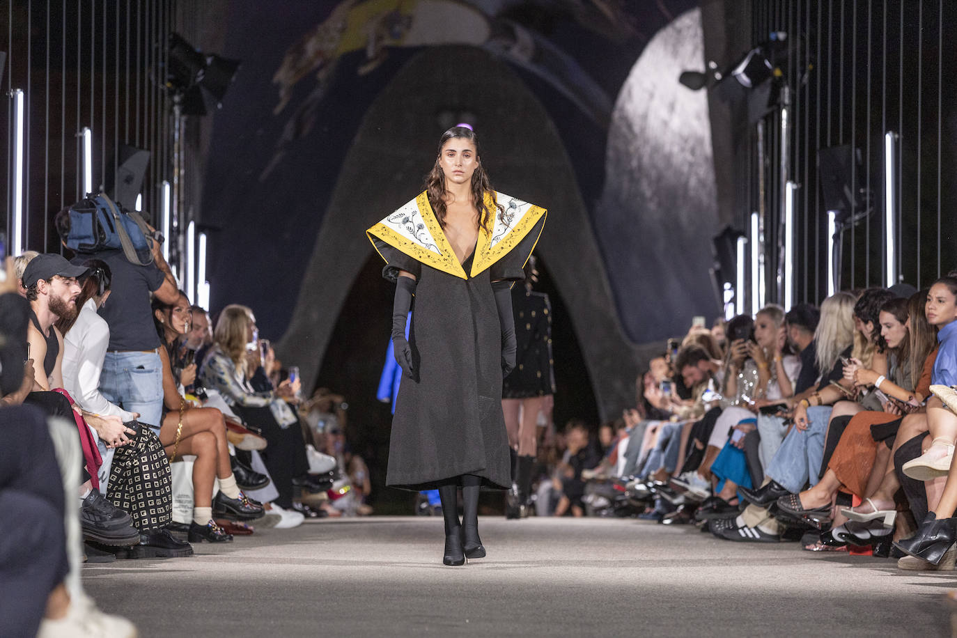 Desfile del malagueño Álvaro Calafat en el puente Cascara Matadero de Madrid Rio
