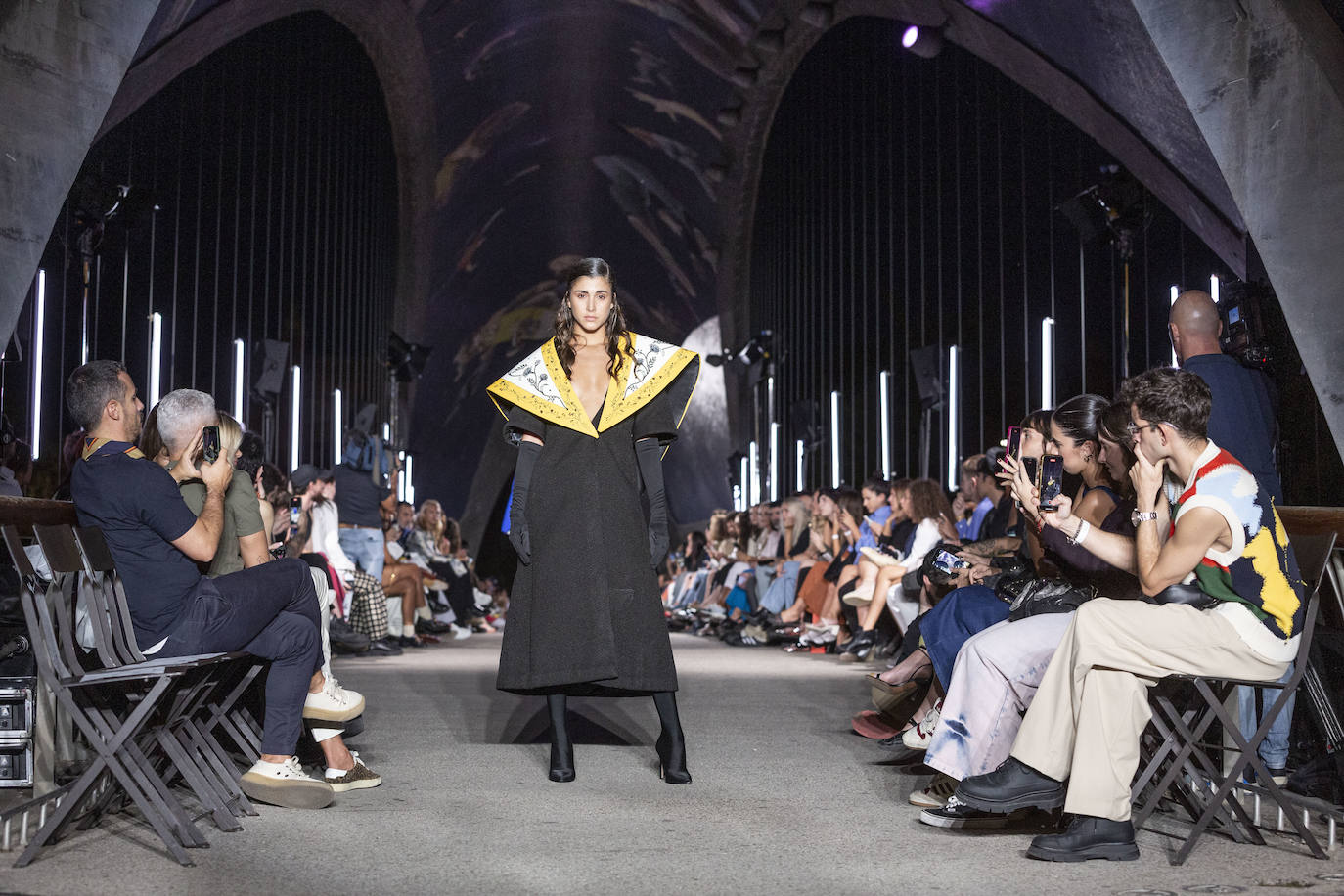 Desfile del malagueño Álvaro Calafat en el puente Cascara Matadero de Madrid Rio