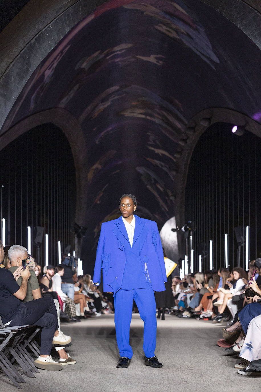 Desfile del malagueño Álvaro Calafat en el puente Cascara Matadero de Madrid Rio