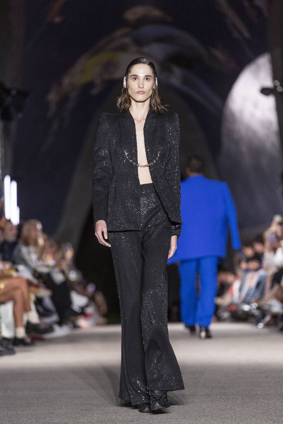 Desfile del malagueño Álvaro Calafat en el puente Cascara Matadero de Madrid Rio