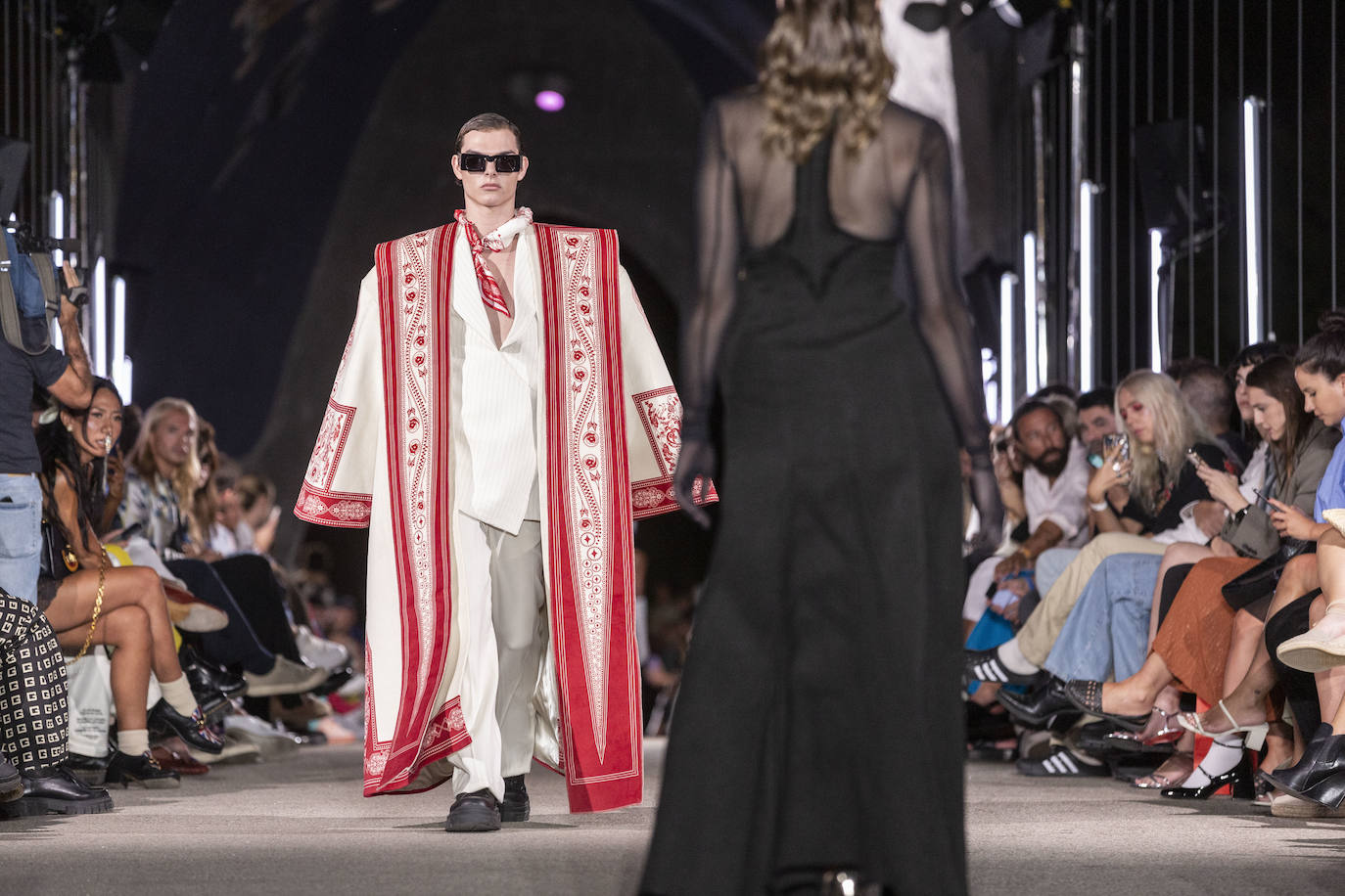 Desfile del malagueño Álvaro Calafat en el puente Cascara Matadero de Madrid Rio