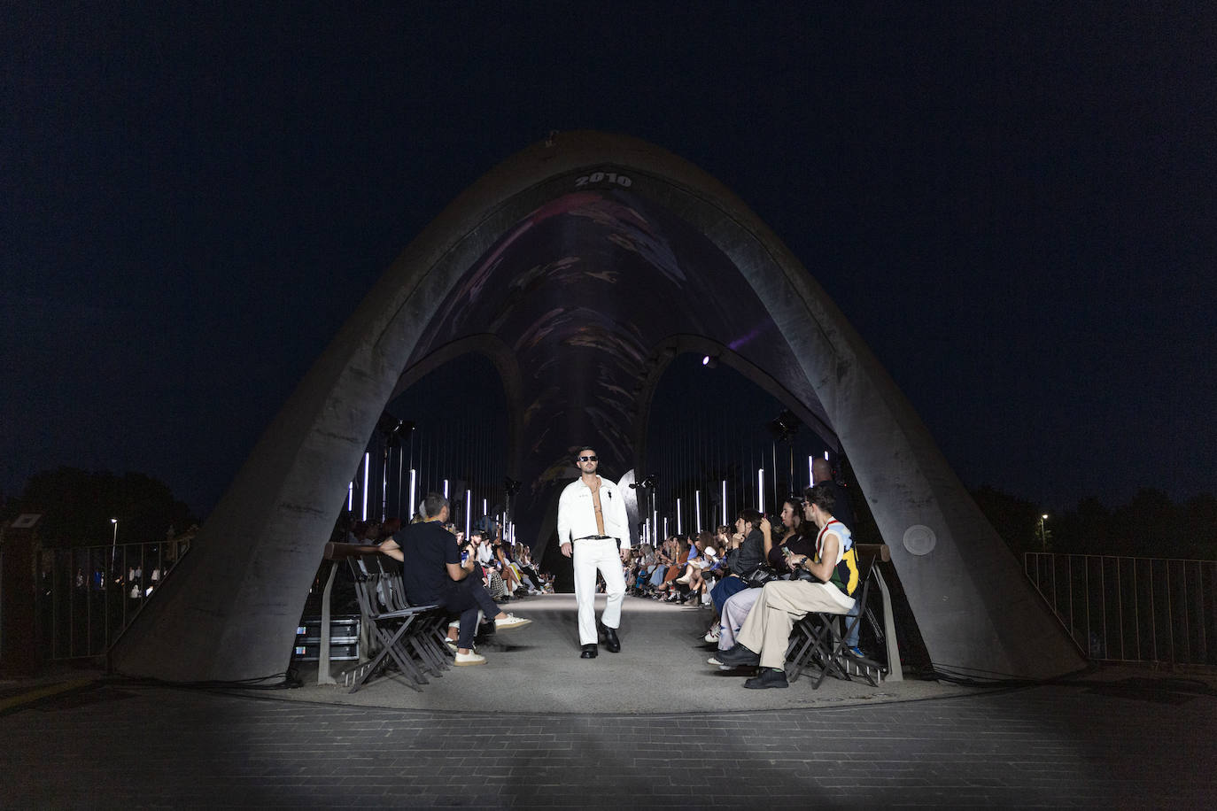 Desfile del malagueño Álvaro Calafat en el puente Cascara Matadero de Madrid Rio