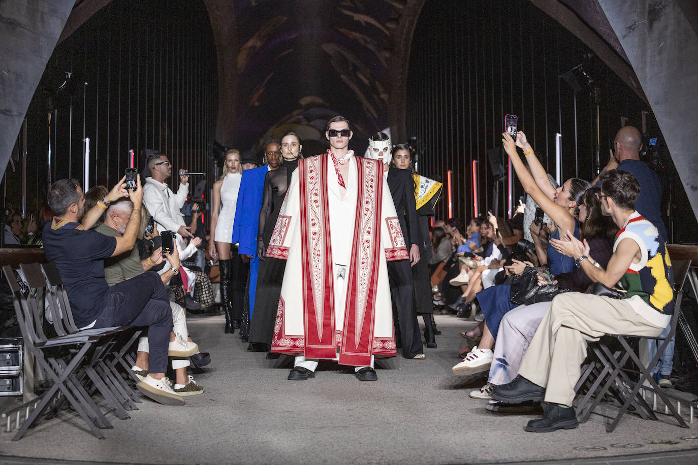 Desfile del malagueño Álvaro Calafat en el puente Cascara Matadero de Madrid Rio