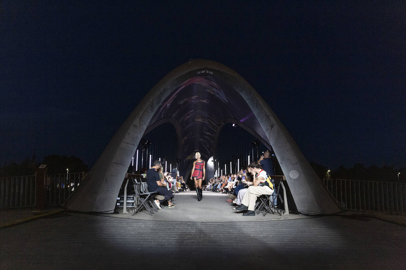 Desfile del malagueño Álvaro Calafat en el puente Cascara Matadero de Madrid Rio
