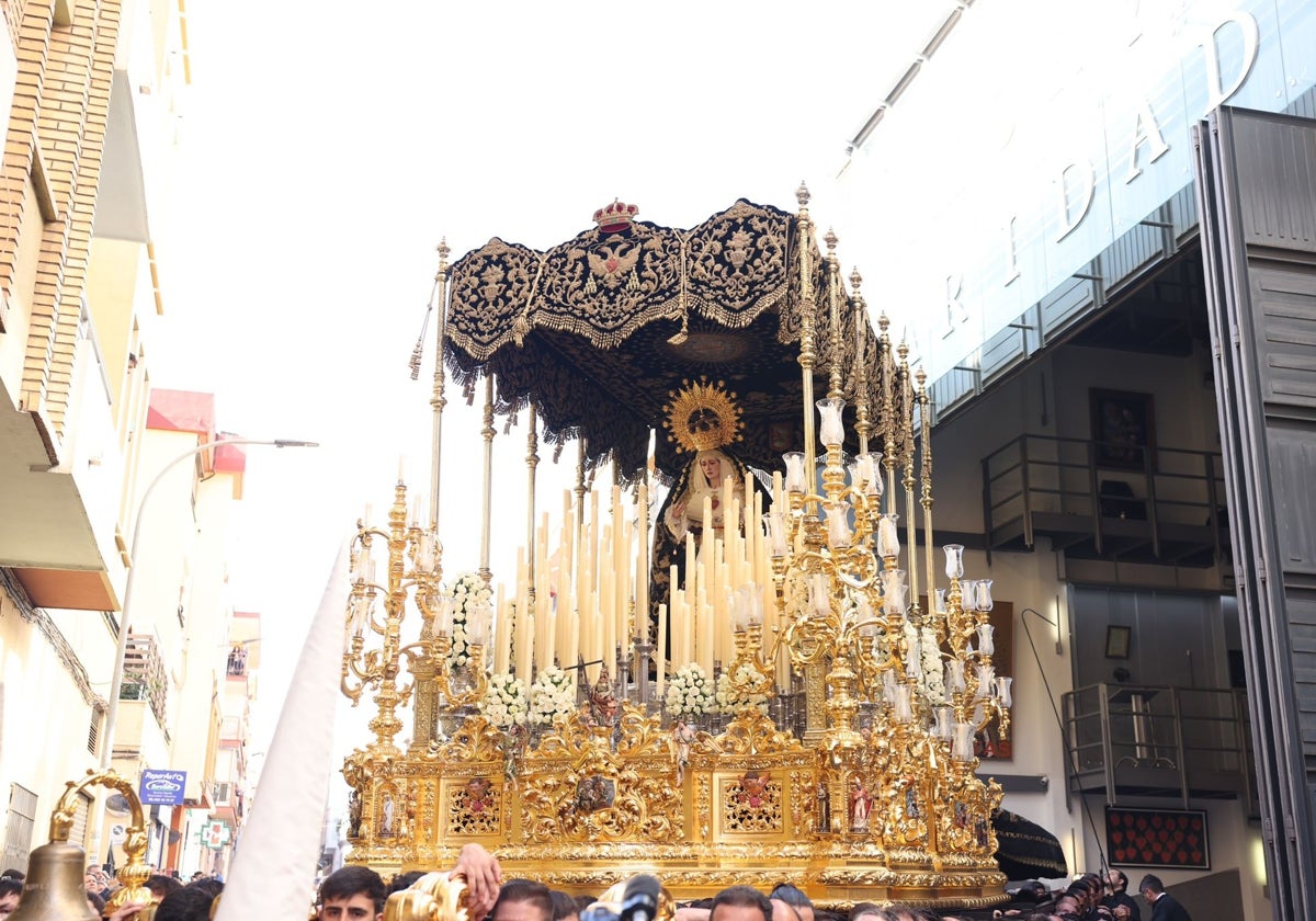 La Virgen de la Caridad durante su salida de la casa hermandad el pasado Viernes Santo.