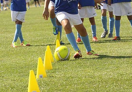 Menores durante un entrenamiento de fútbol.
