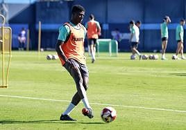 Moussa se ejercita con el Málaga en el entrenamiento de este martes en el Anexo de La Rosaleda.