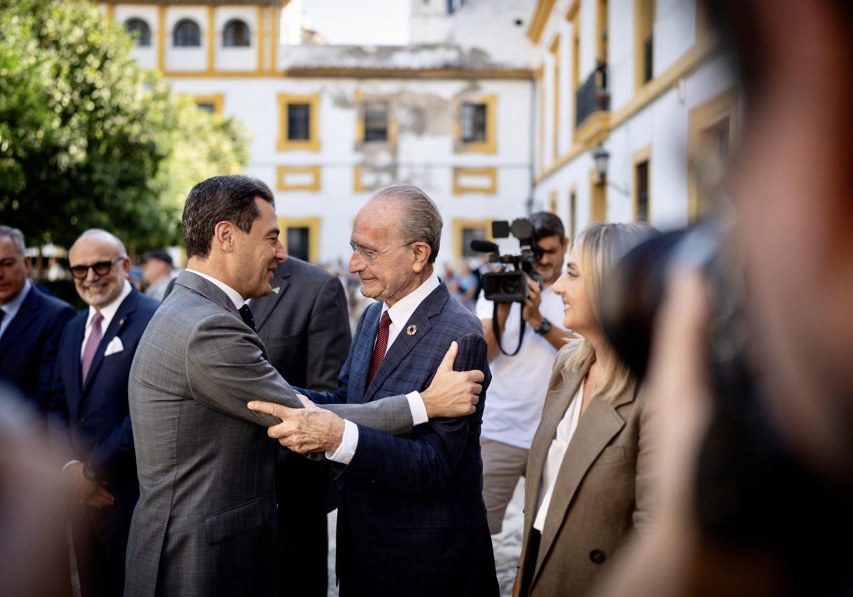 El presidente de la Junta saluda al alcalde de Málaga antes de la presentación.