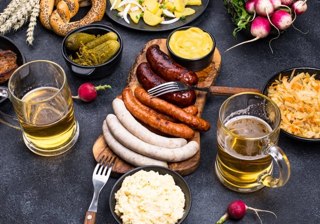 Una mesa con los platos más típicos en el Oktoberfest.