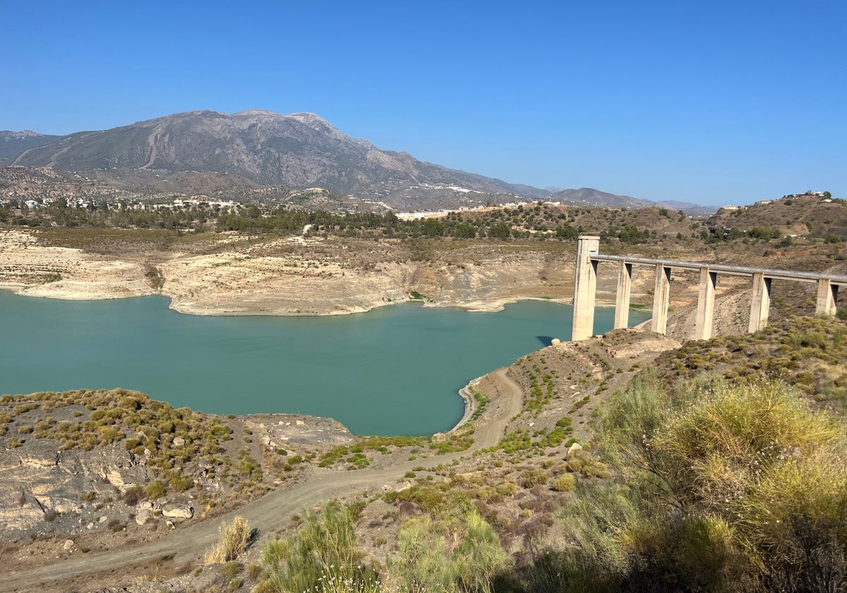 El embalse de La Viñuela apenas almacena 13,4 hectómetros cúbicos, al 8,1% de su capacidad.