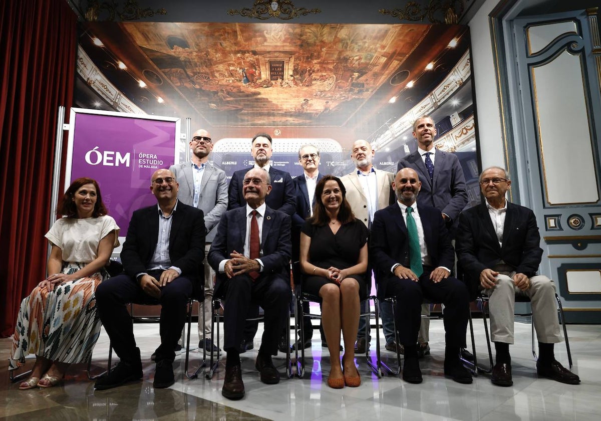 Representantes institucionales, patrocinadores y artífices de este proyecto, en la presentación esta mañana en el Cervantes.