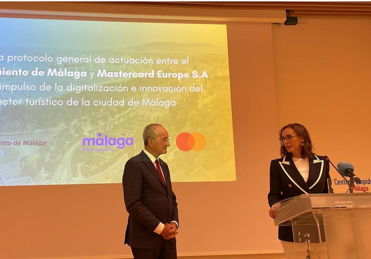 Francisco de la Torre, alcalde de Málaga, y Paloma Real, directora general de Mastercard España.