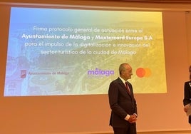 Francisco de la Torre, alcalde de Málaga, y Paloma Real, directora general de Mastercard España.