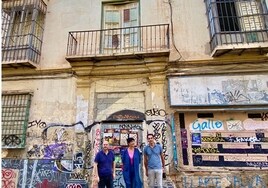 Morillas, en el centro, con los técnicos de Con Málaga, Arrabalí y Díaz, delante del edificio de Dos Aceras.